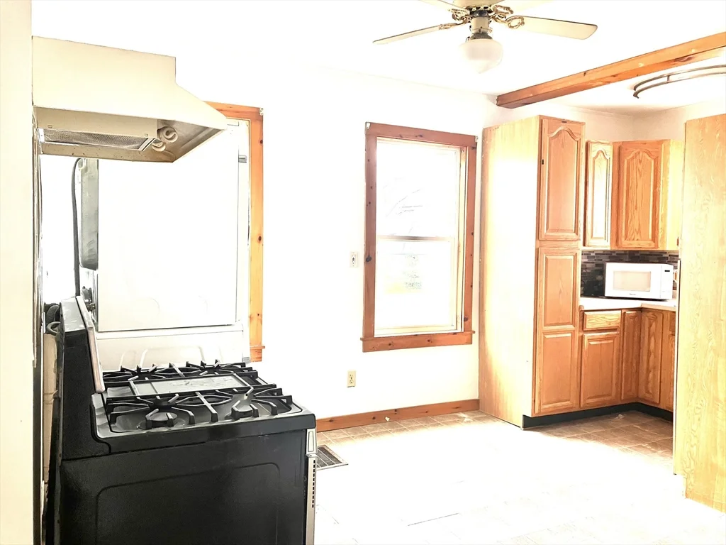 4 Sisson Ter, East Lynn