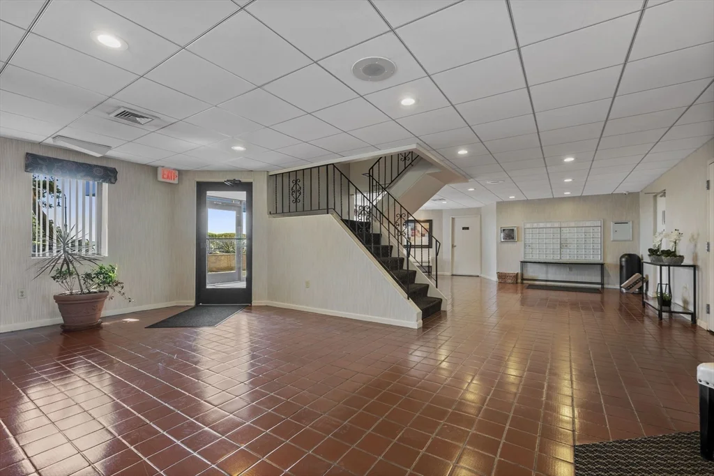 295 Lynn Shore Dr, Diamond District