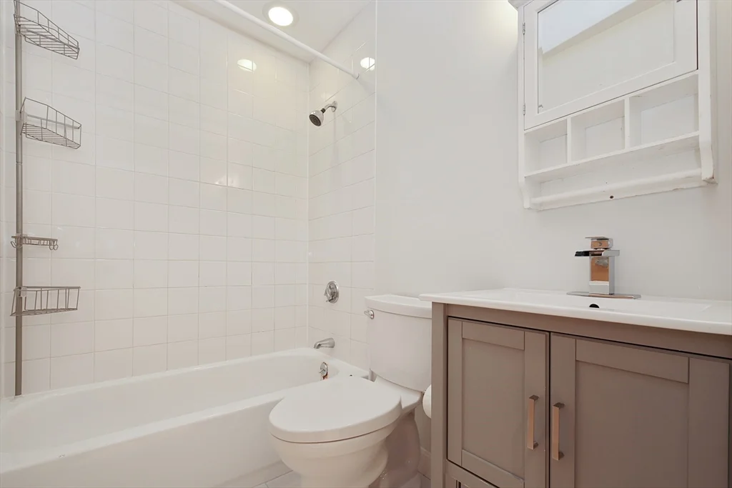 107 South, Leather District