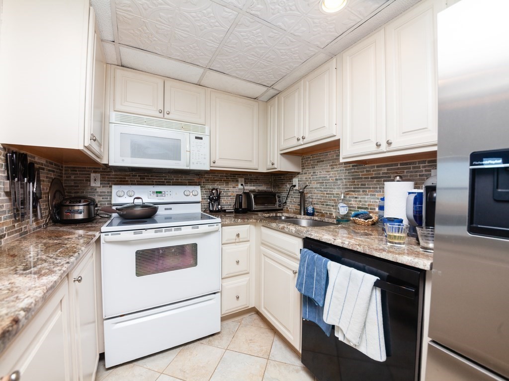 2 bed, 1 bath apartment for rent at 466 Commonwealth Ave Unit 801, Back Bay — photo 3 of 6