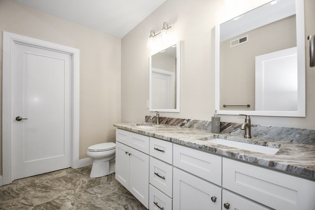 17 Kearney Sq, Lowell