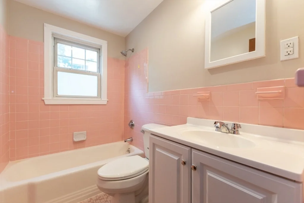 205 Hardy Pond Rd, Waltham