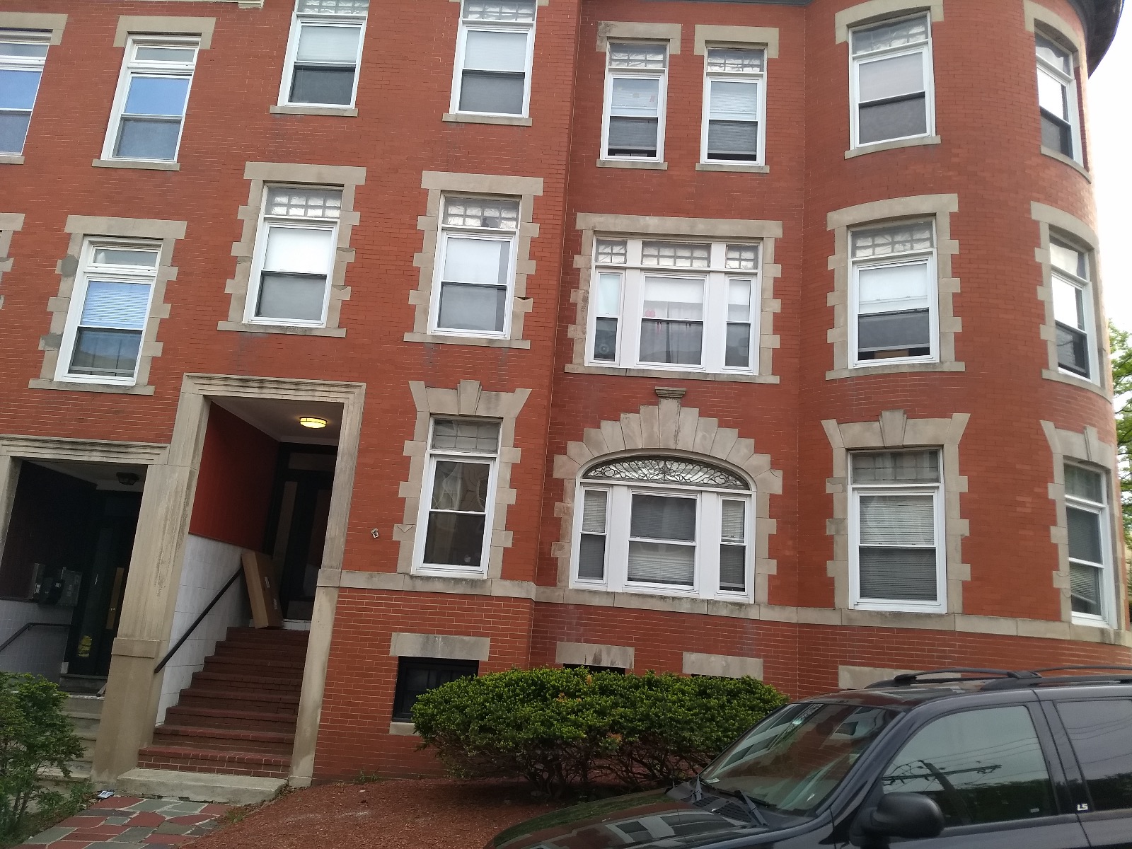 5 bed, 1 bath apartment for rent at 18 Mount Hood Rd Unit 3, Brighton — photo 1 of 41