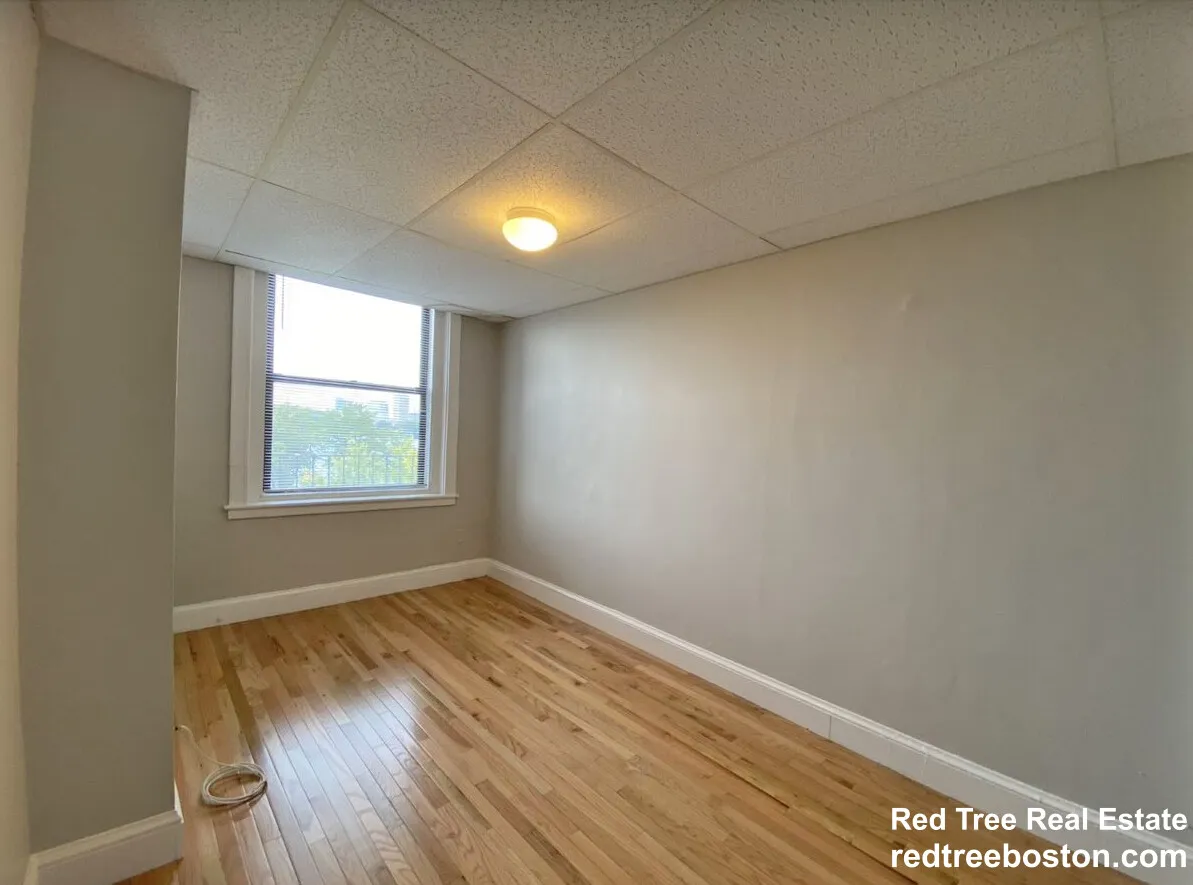 649 Washington St, Oak Square