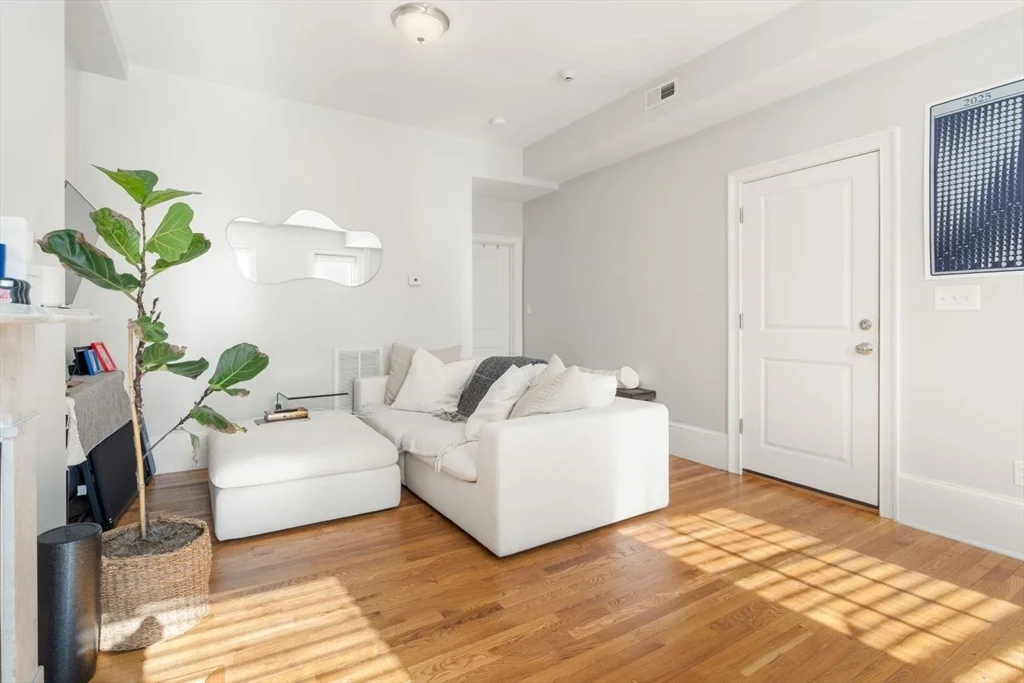 62 West Cedar St, Beacon Hill