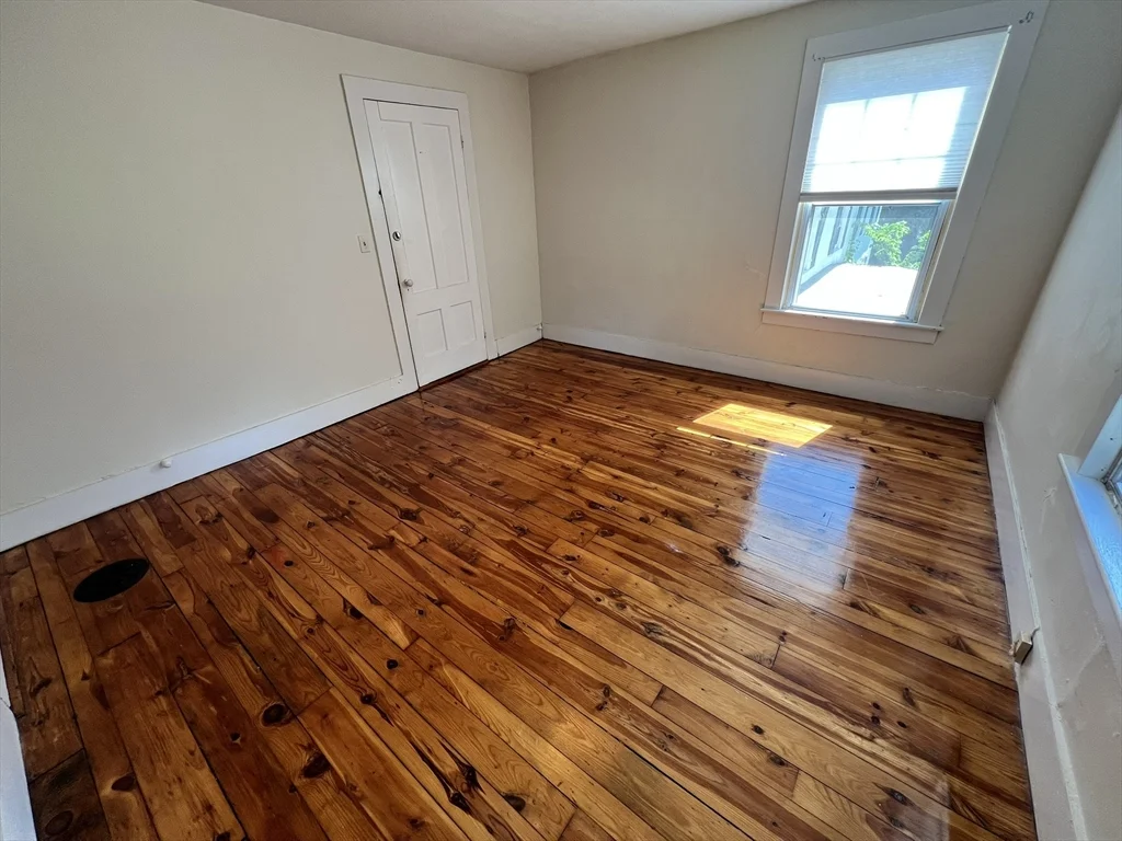 986 South East St, Amherst