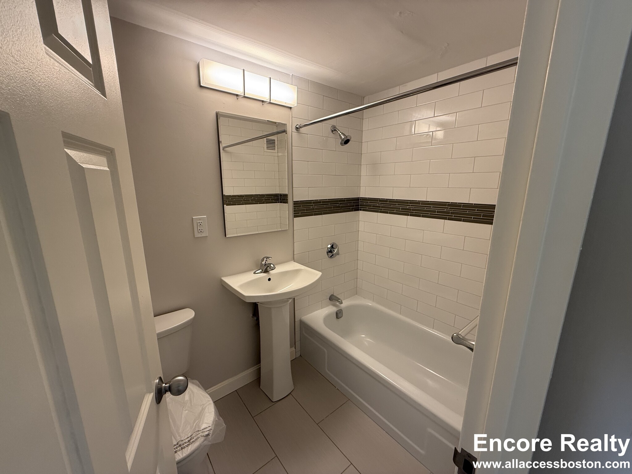 700 Huron Ave, Strawberry Hill