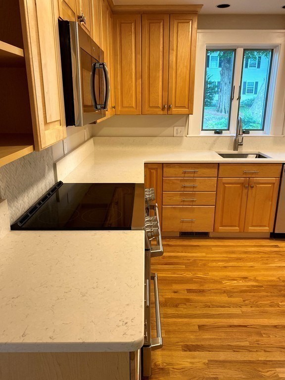 6 Surrey Rd, Newtonville