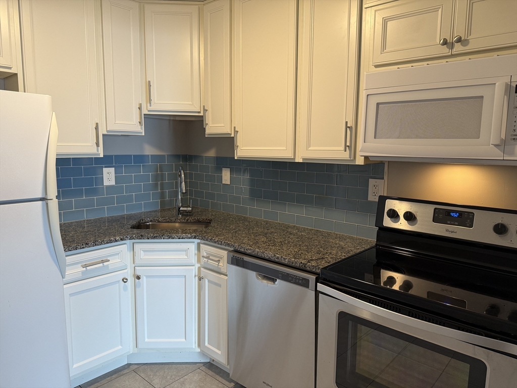 555 Russell Rd, Westfield
