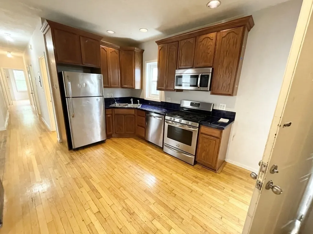 7 Iroquois St, Mission Hill