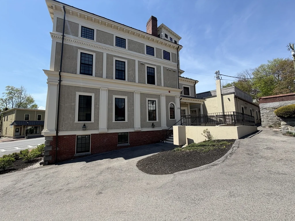 275 Broadway St, Methuen