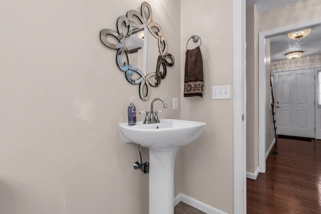 6 Gedney Dr, Peabody