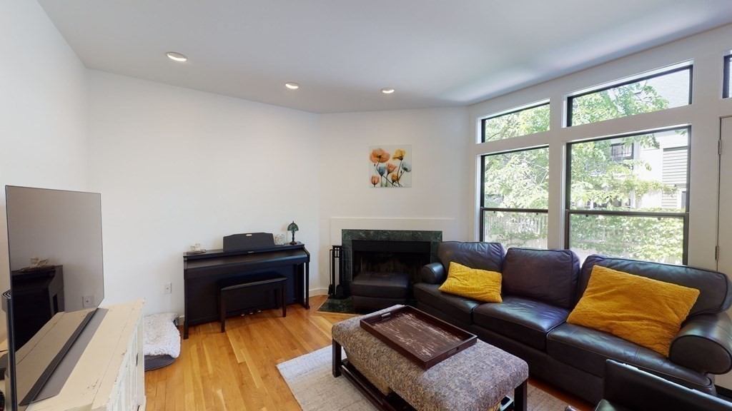 15 Roberts Rd, Harvard Square