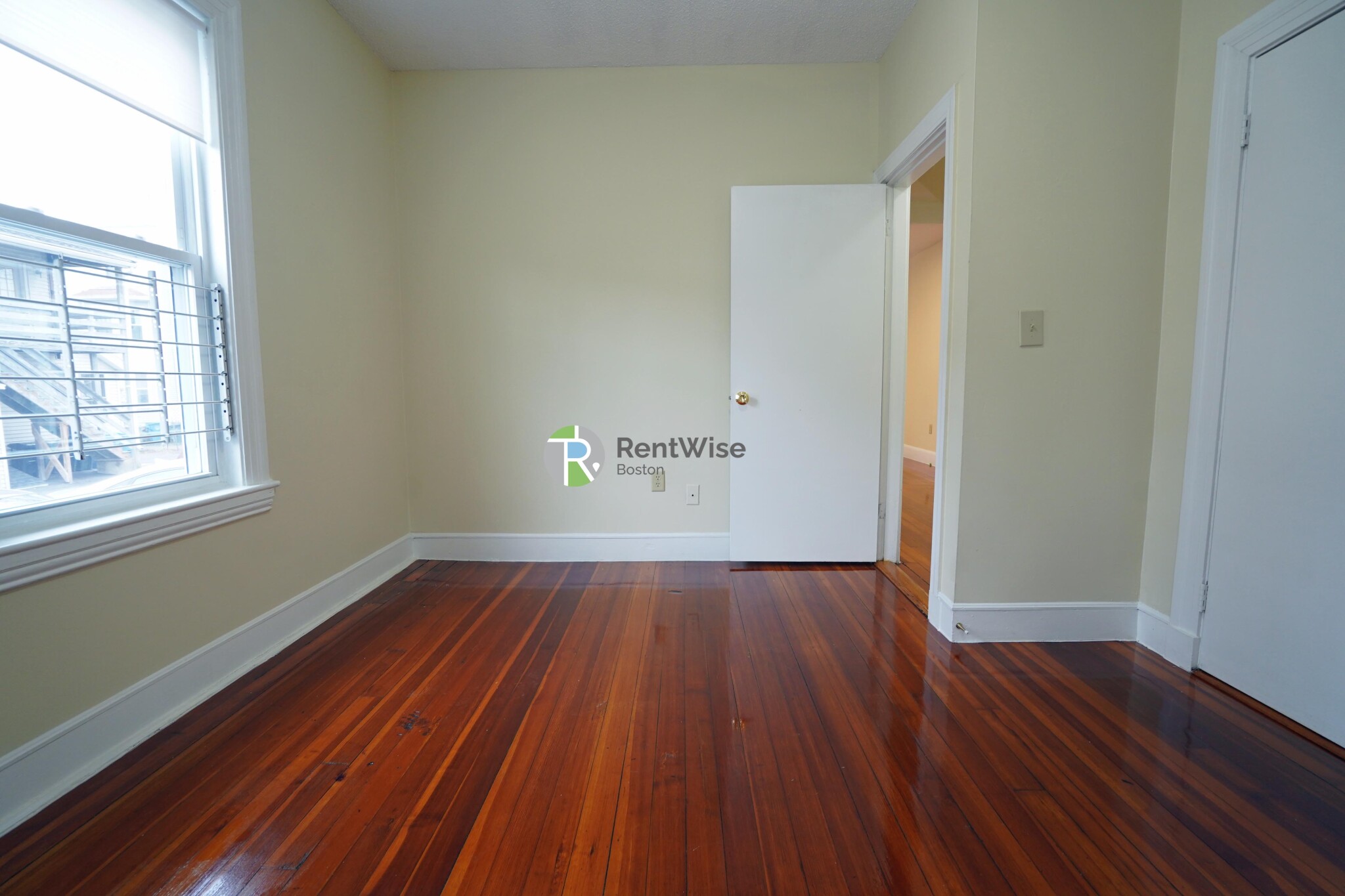 82 Robbins Pl, South Side