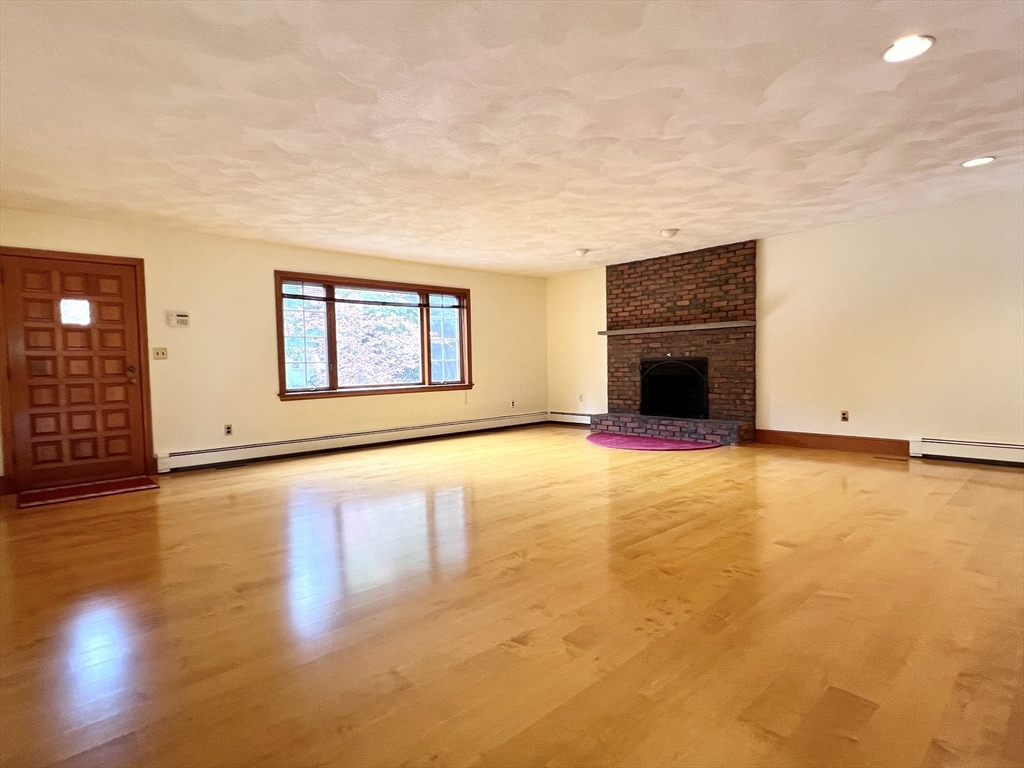 177 R Faneuil St, Oak Square