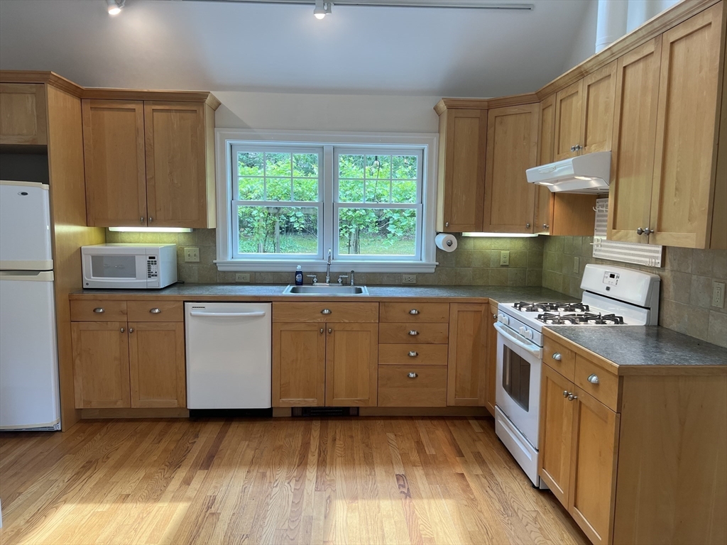 22 Warren Ln, Weston