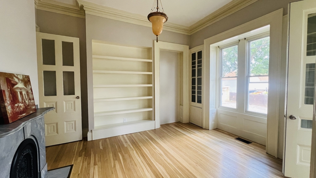 519 Main St, Waltham