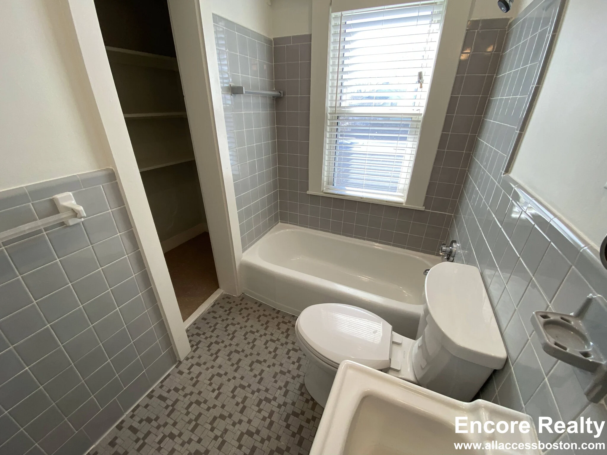 222 Banks St, Riverside