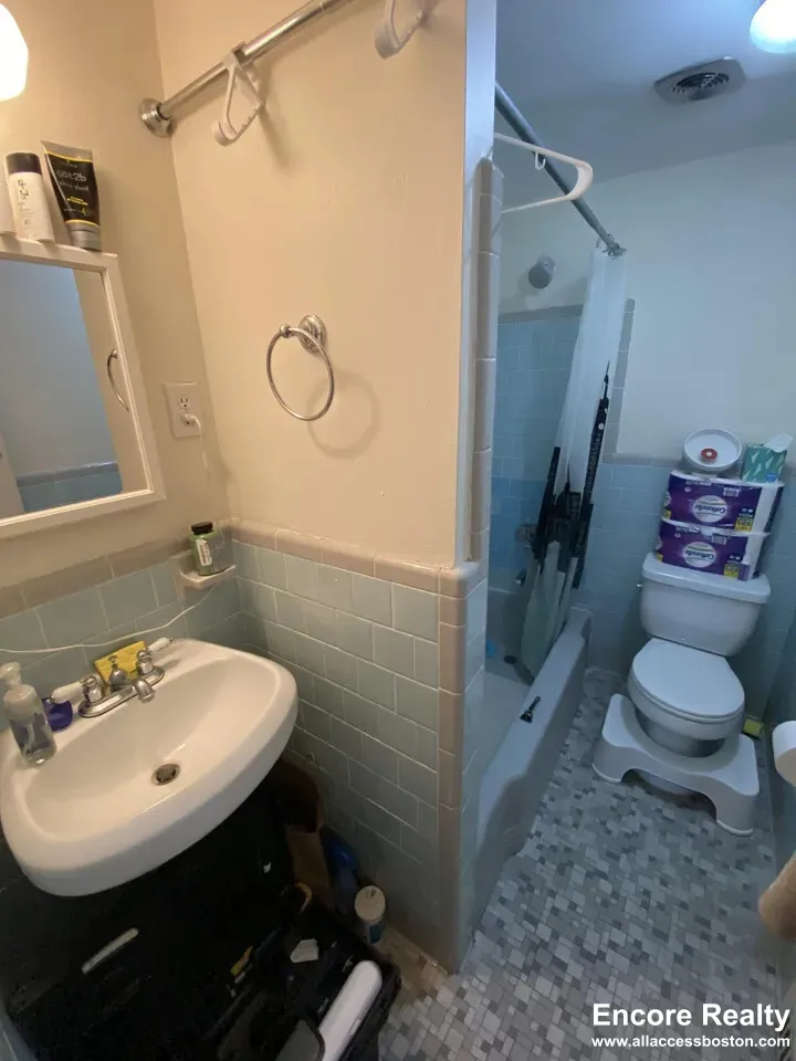 1071 Beacon St, Longwood