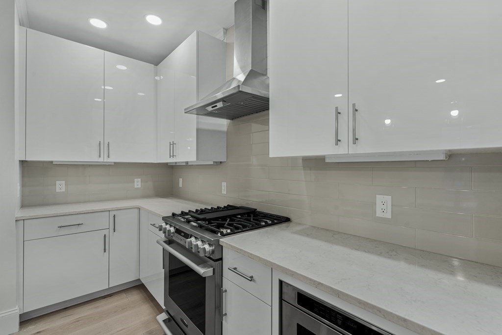 19 Lily Pond Ln, Lexington