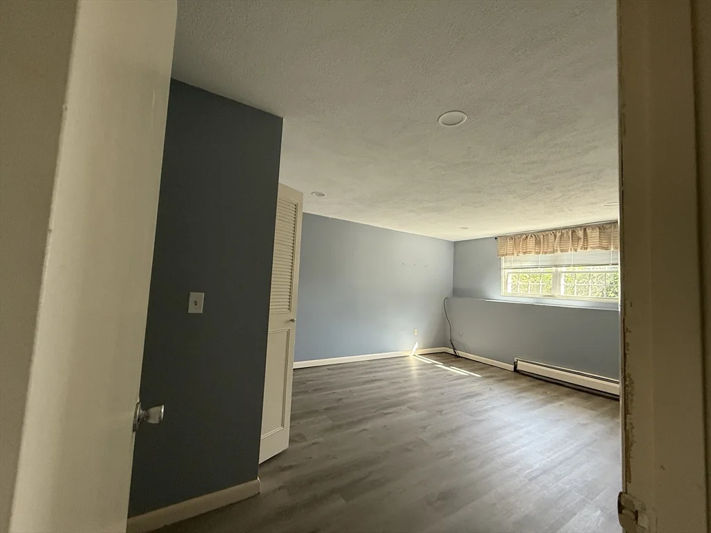 12 Williamsburg Ct, Shrewsbury