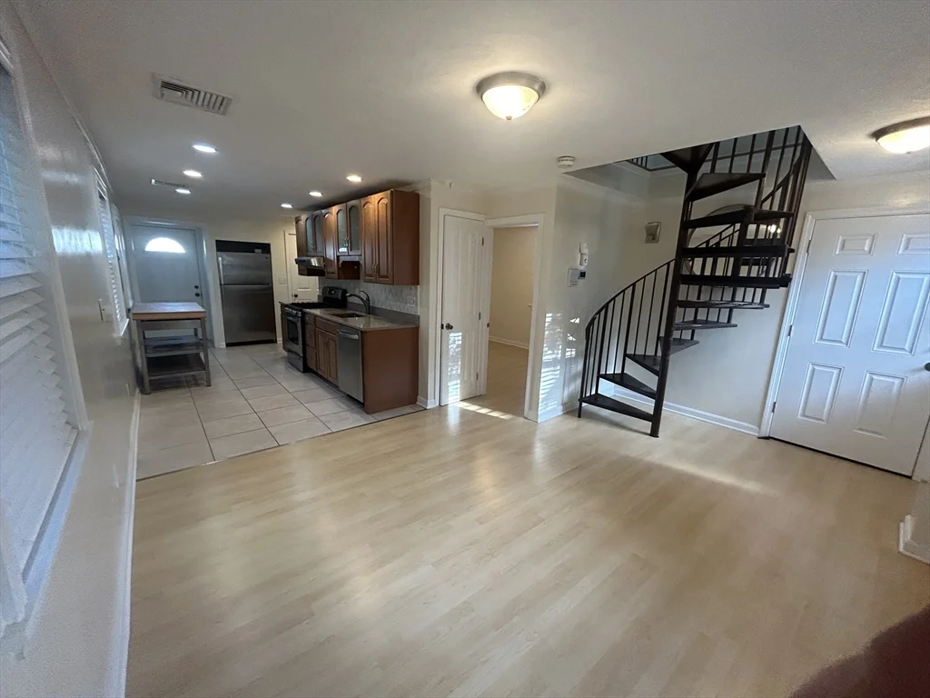 36 Hunting St, East Cambridge