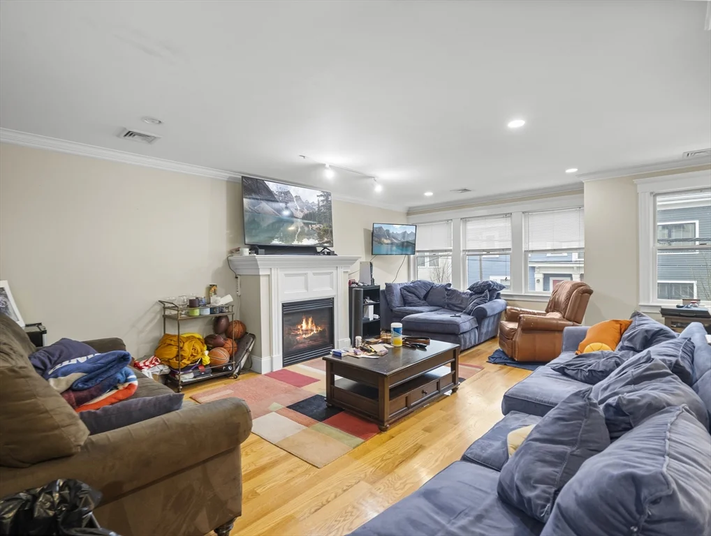 157 W 6th St, South Boston