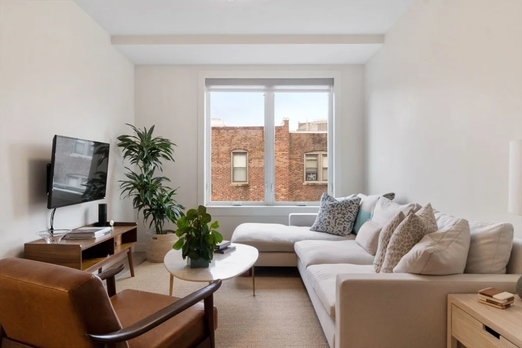 900 Beacon St, Fenway