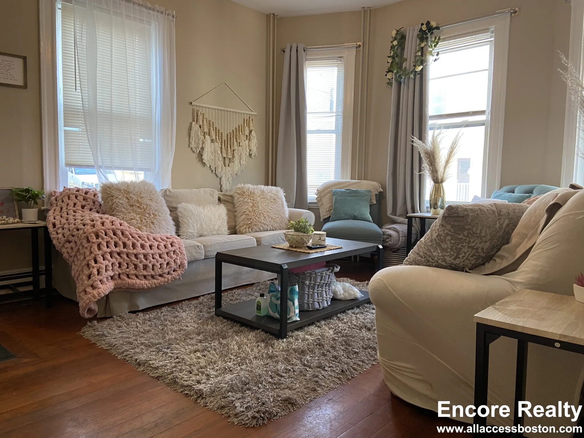 8 Sunset St, Mission Hill