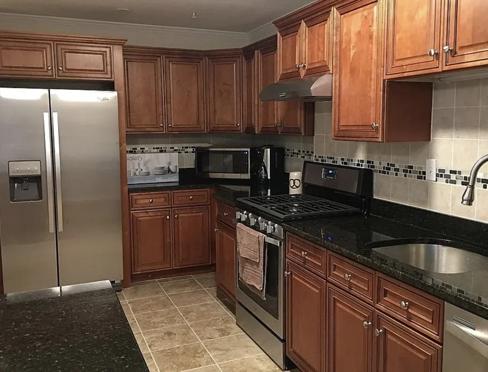 2 Hawthorne Pl, West End
