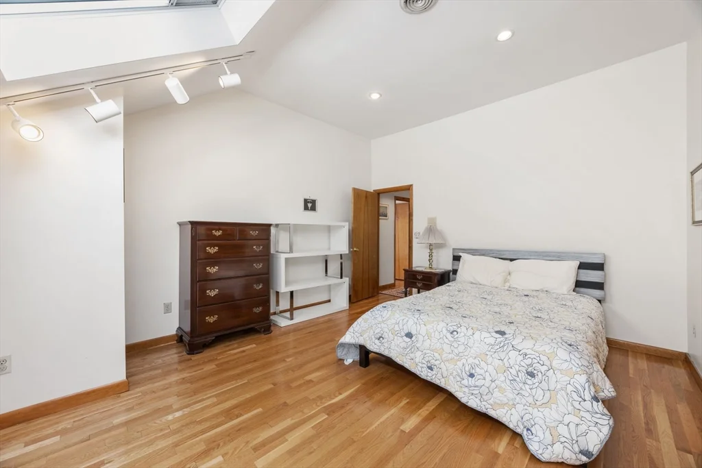 4 Crestview Ln, Milton