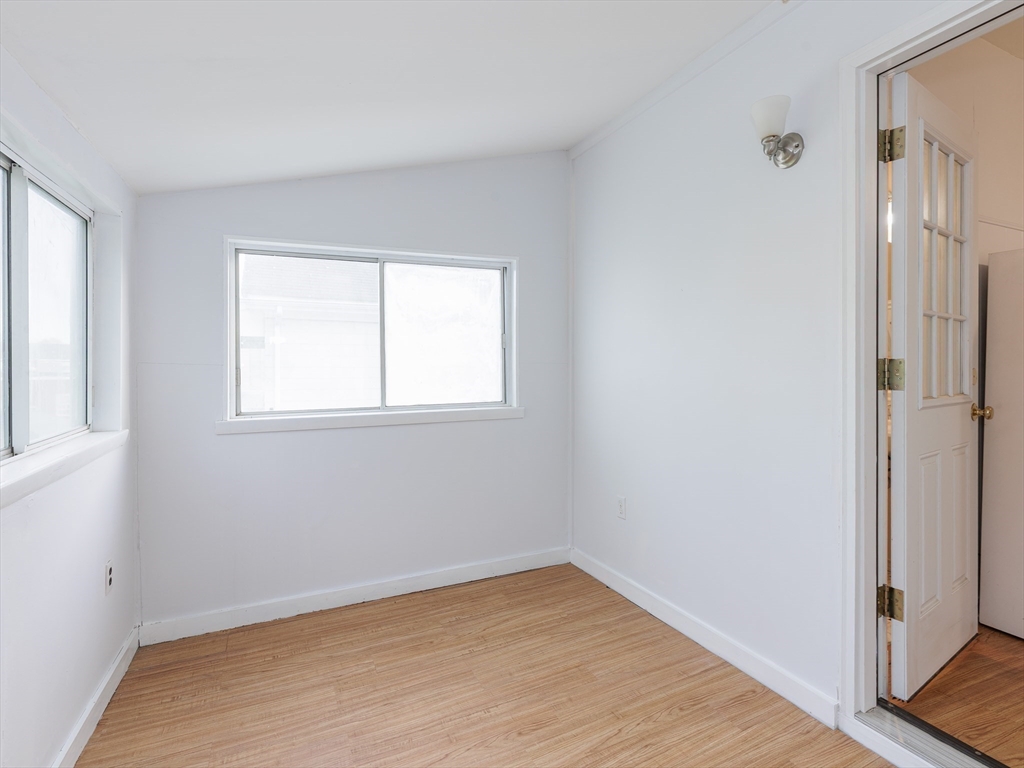 13 Oxford Ave, Belmont