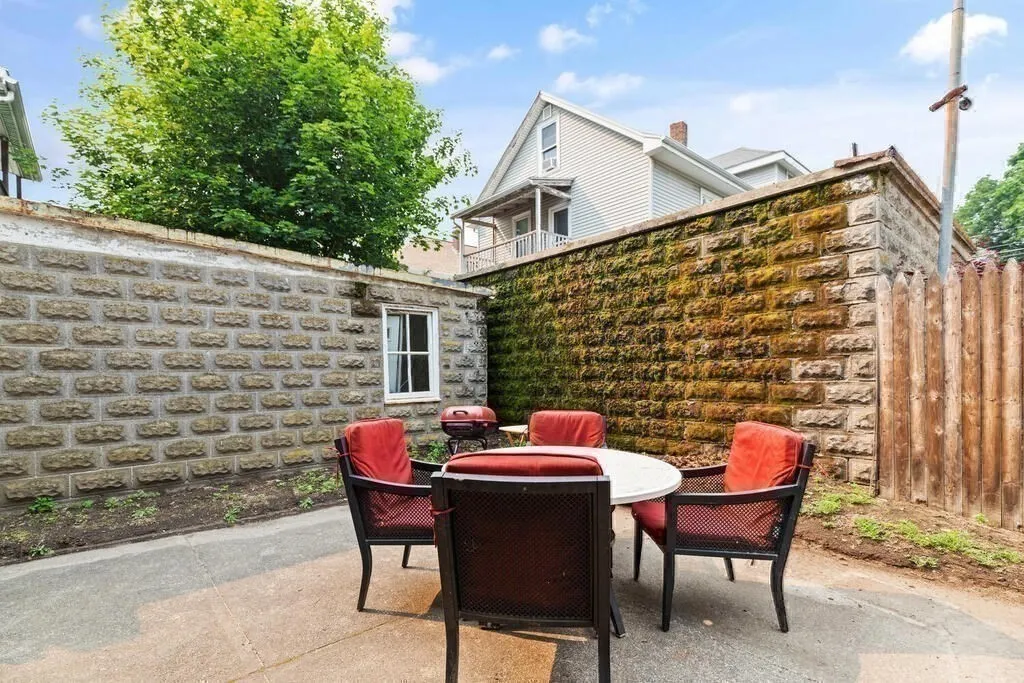 43 Sunset Rd, West Somerville