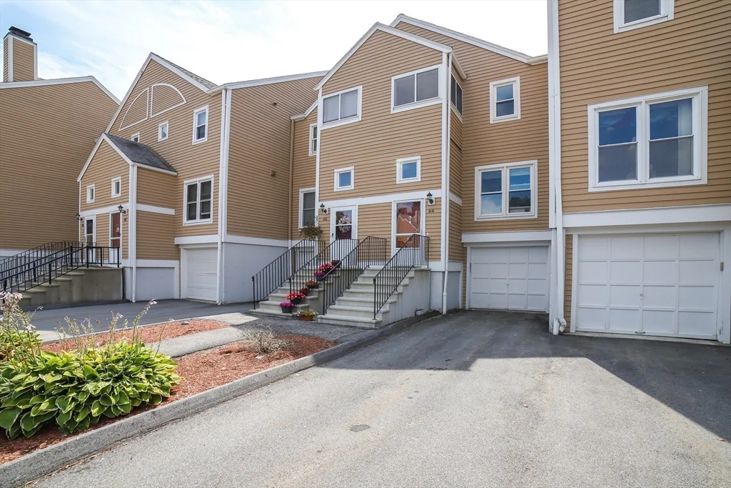 64 Camelot Dr, Tatnuck