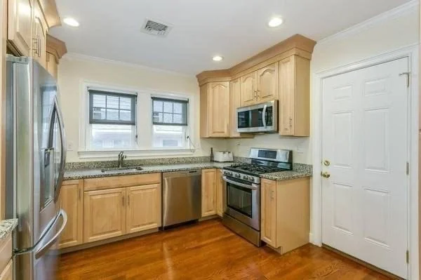 16 Eliot Crescent, Chestnut Hill