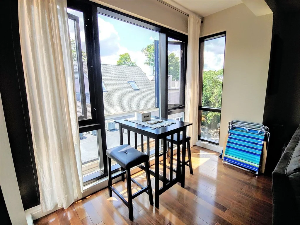 533 Cambridge St, Oak Square