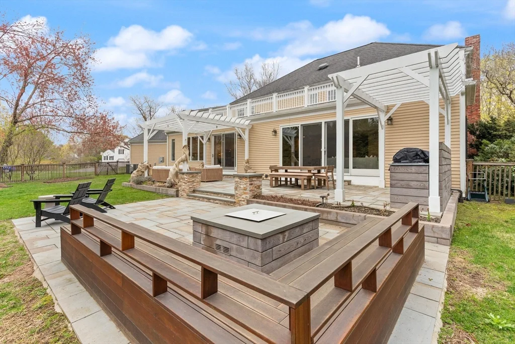 25 Saddle Club Rd, Lexington