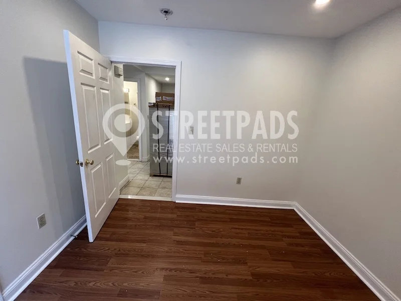 8 Glencoe St, Oak Square