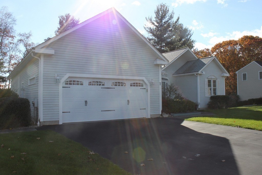 7 Deer Run Dr, Shrewsbury
