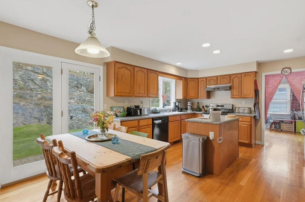 11 Roseanna Park Dr, Waltham