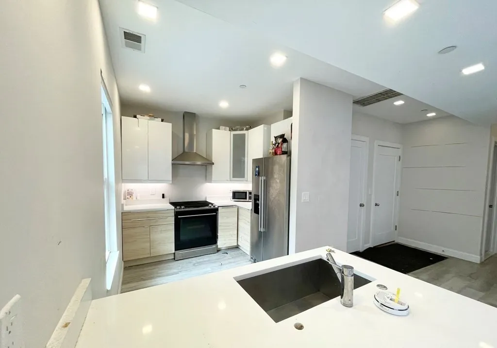 113 Hillside St, Mission Hill