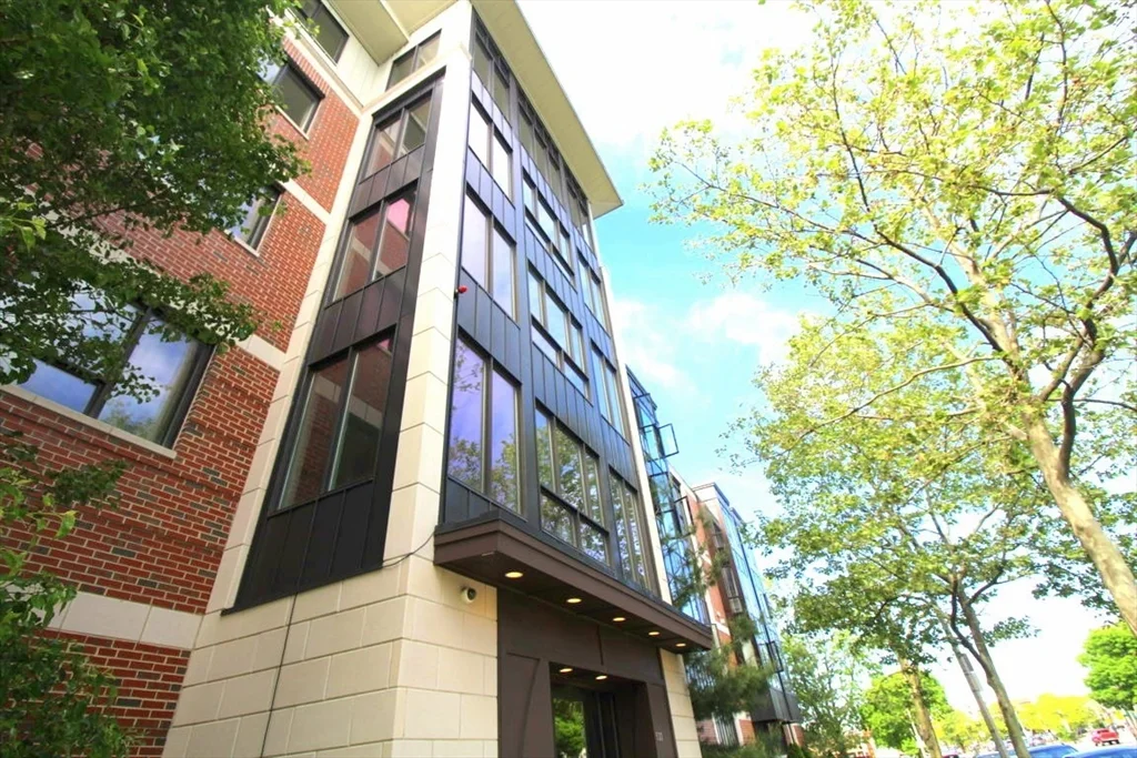 533 Cambridge St, Oak Square