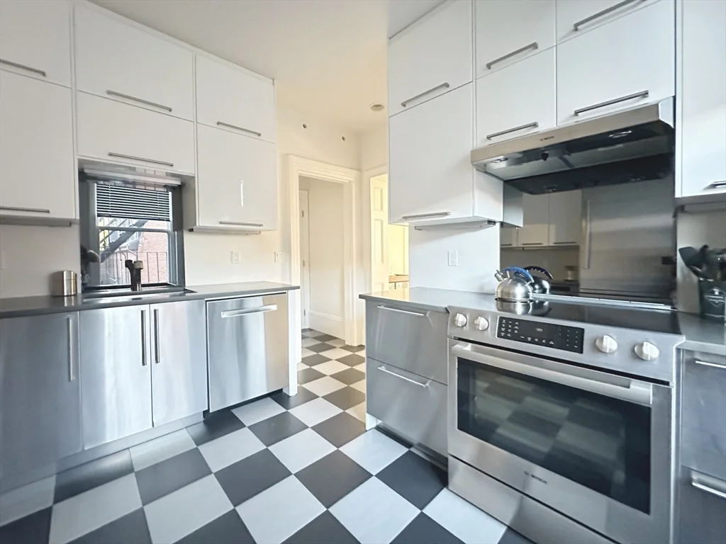 17 Gloucester St, Back Bay