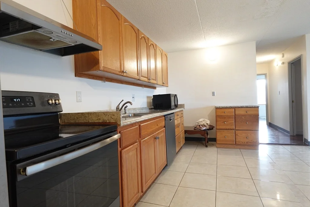 37 Skyline Dr, Braintree