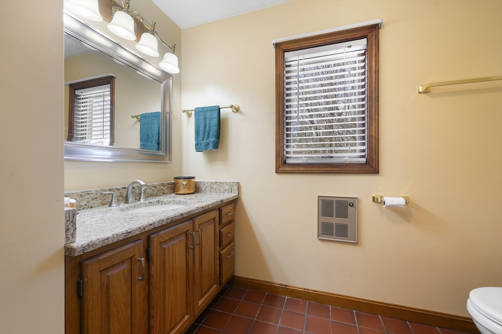 9 Greylock Ave, Shrewsbury