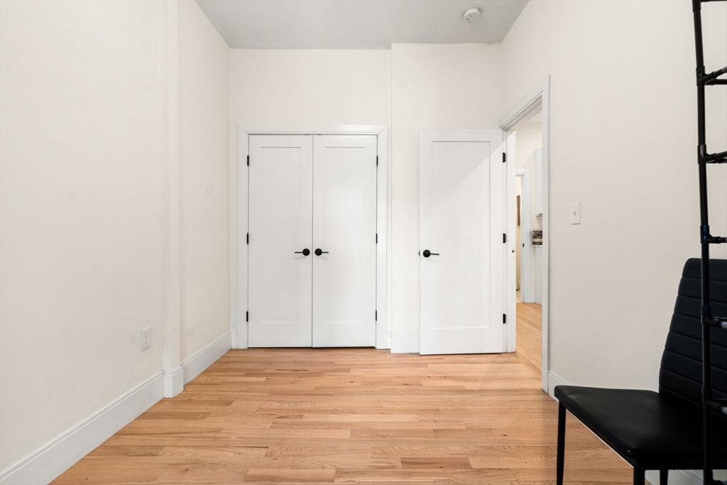 308 Saratoga St, Boston