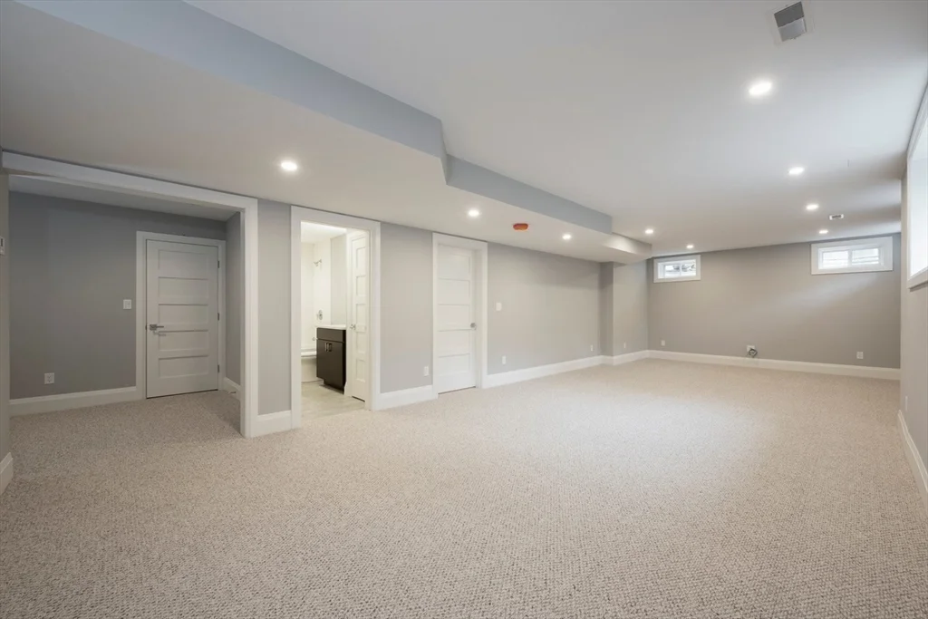 962 Walnut St, Newton