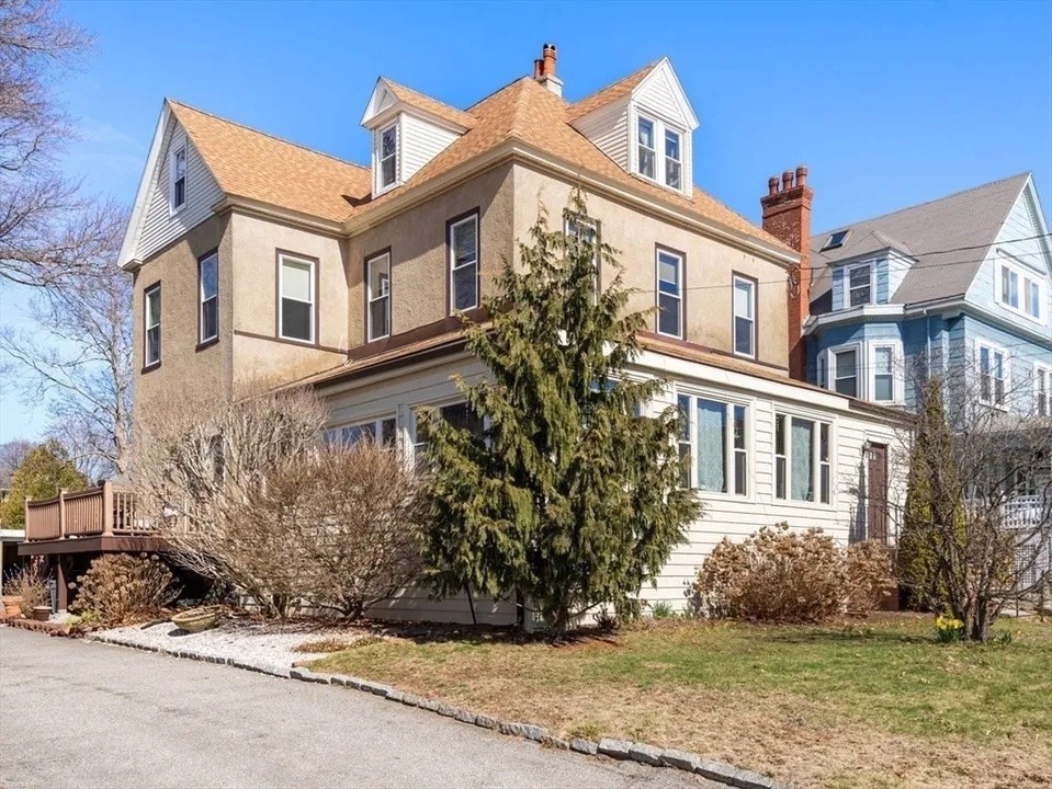 106 Grovers Ave, Winthrop