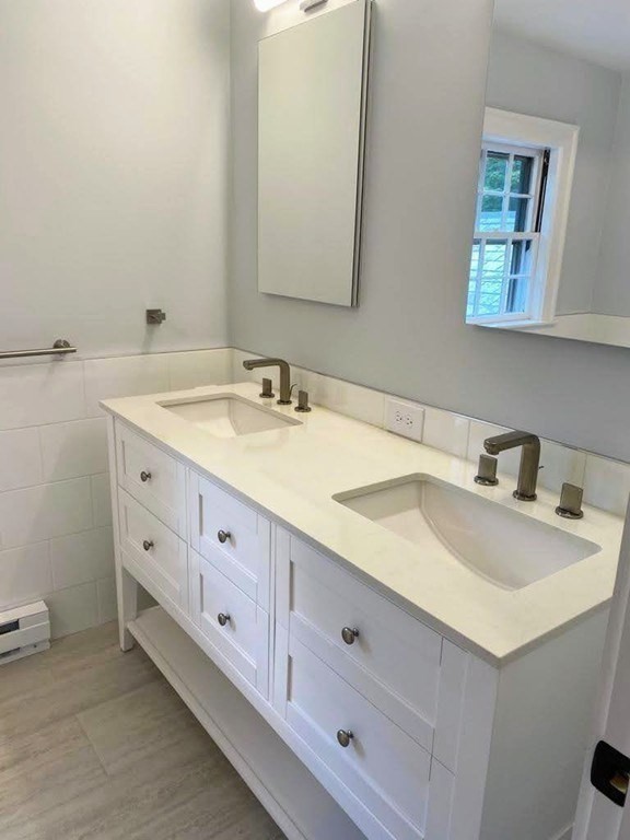 6 Surrey Rd, Newtonville