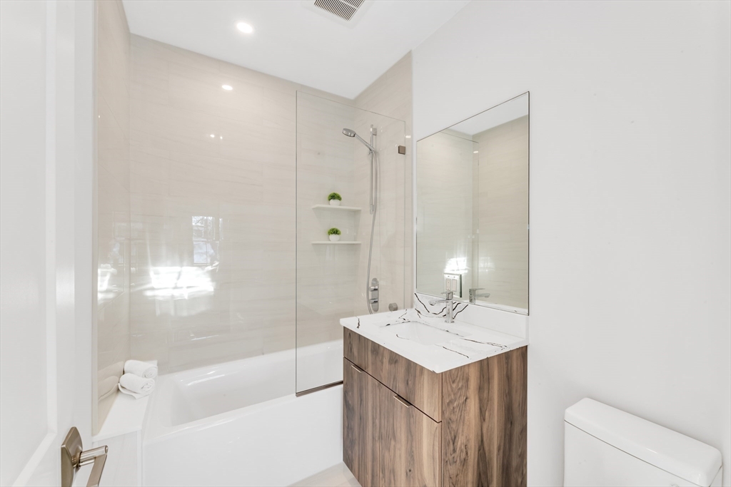 582 East Broadway, Boston